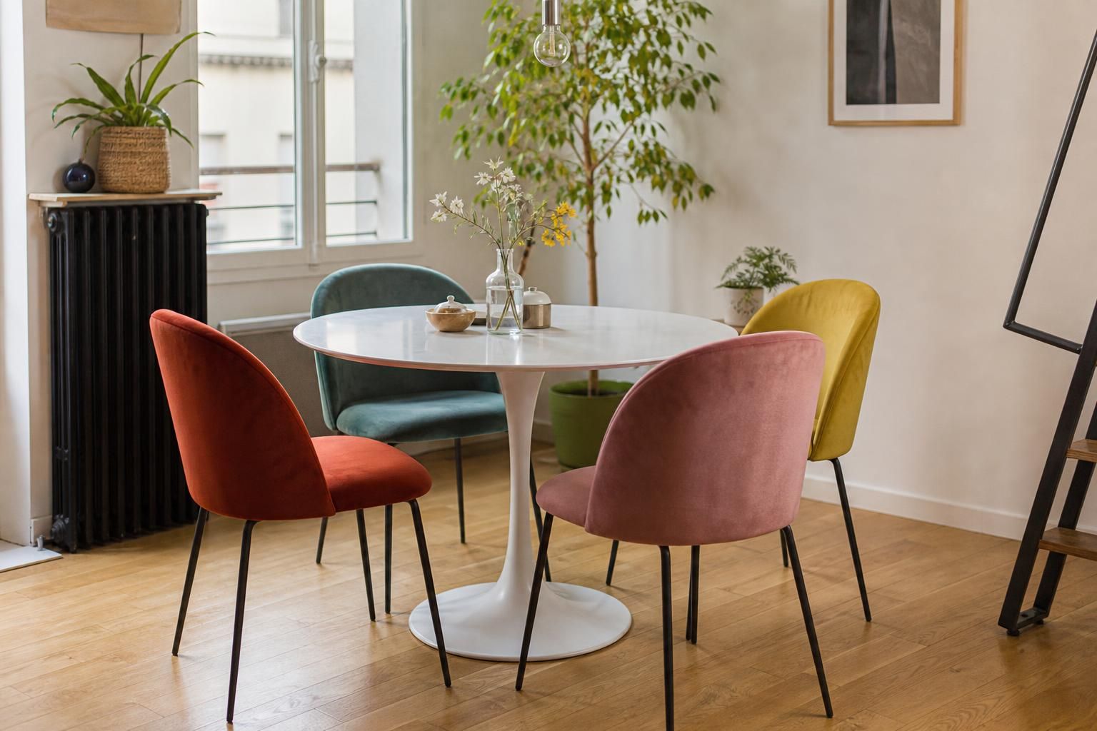 découvrez notre guide pratique pour recouvrir une chaise de salle à manger facilement. astuces et conseils step-by-step pour relooker votre mobilier avec style et simplicité.